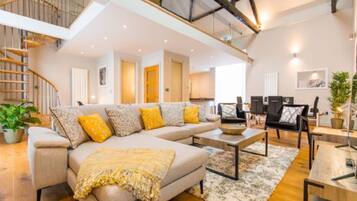 House | 3 bedrooms, desk