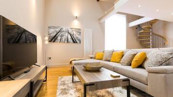 House | 3 bedrooms, desk