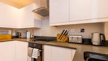 House | 3 bedrooms, desk