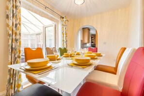 Apartment | 4 bedrooms - Host Stay - Violetta Cottage (Great Yarmouth)