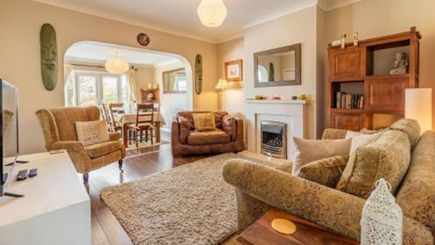 Una sala de estar acogedora con chimenea, asientos cómodos y televisor.