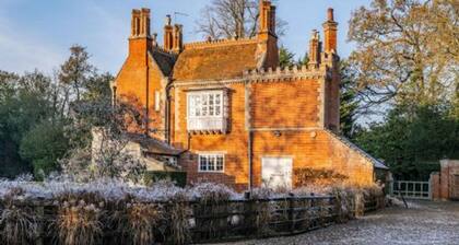 Host Stay Bressingham Lodge