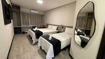 Quarto triplo conforto | Wi-Fi de cortesia, roupa de cama