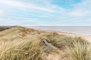 A beach with dunes and a wooden post. - Host Stay Wylaway (Norwich)