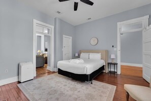 2 makuuhuonetta, työpöytä, silitysrauta/-lauta, ilmainen Wi-Fi