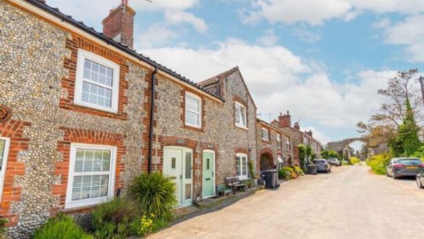 A row of stone houses with a gravel driveway. - Host Stay Pilgrims Rest (Cromer)