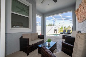 House | 4 bedrooms, desk, Internet