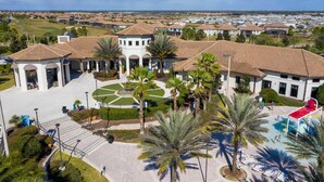 A residential area with a central courtyard, palm trees, and a swimming pool. - Wonderfull 4Bd w Pool Champions Gate Resort 8945 (Davenport)
