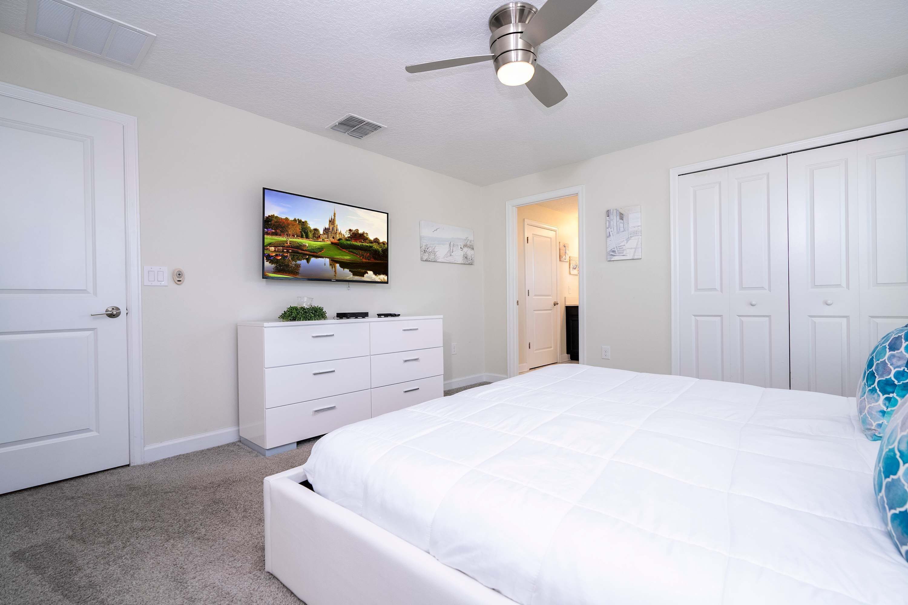 4 bedrooms, desk, Internet