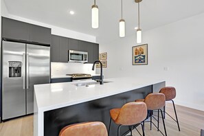 電子レンジ、コンロ、食器洗い機、コーヒー / ティーメーカー