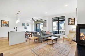 Televisión y chimenea 