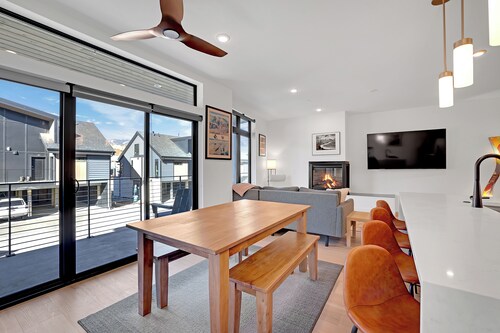 Cozy Winter Retreat-Access to Hot Tub!