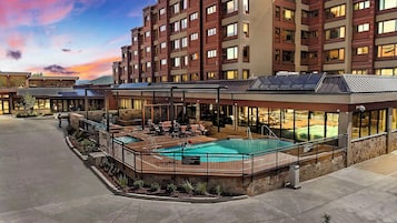 Alberca techada y alberca climatizada