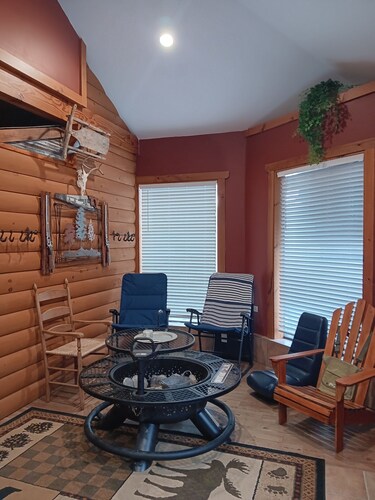 4-bedroom bed & breakfast in distinct North Creek, with a rustic cozy cabin feel