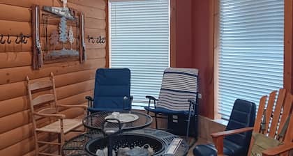 4-bedroom bed & breakfast in distinct North Creek, with a rustic cozy cabin feel