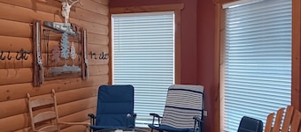 4-bedroom bed & breakfast in distinct North Creek, with a rustic cozy cabin feel