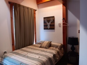 4 bedrooms, WiFi, bed sheets - 4-bedroom bed & breakfast in distinct North Creek, with a rustic cozy cabin feel (North Creek)