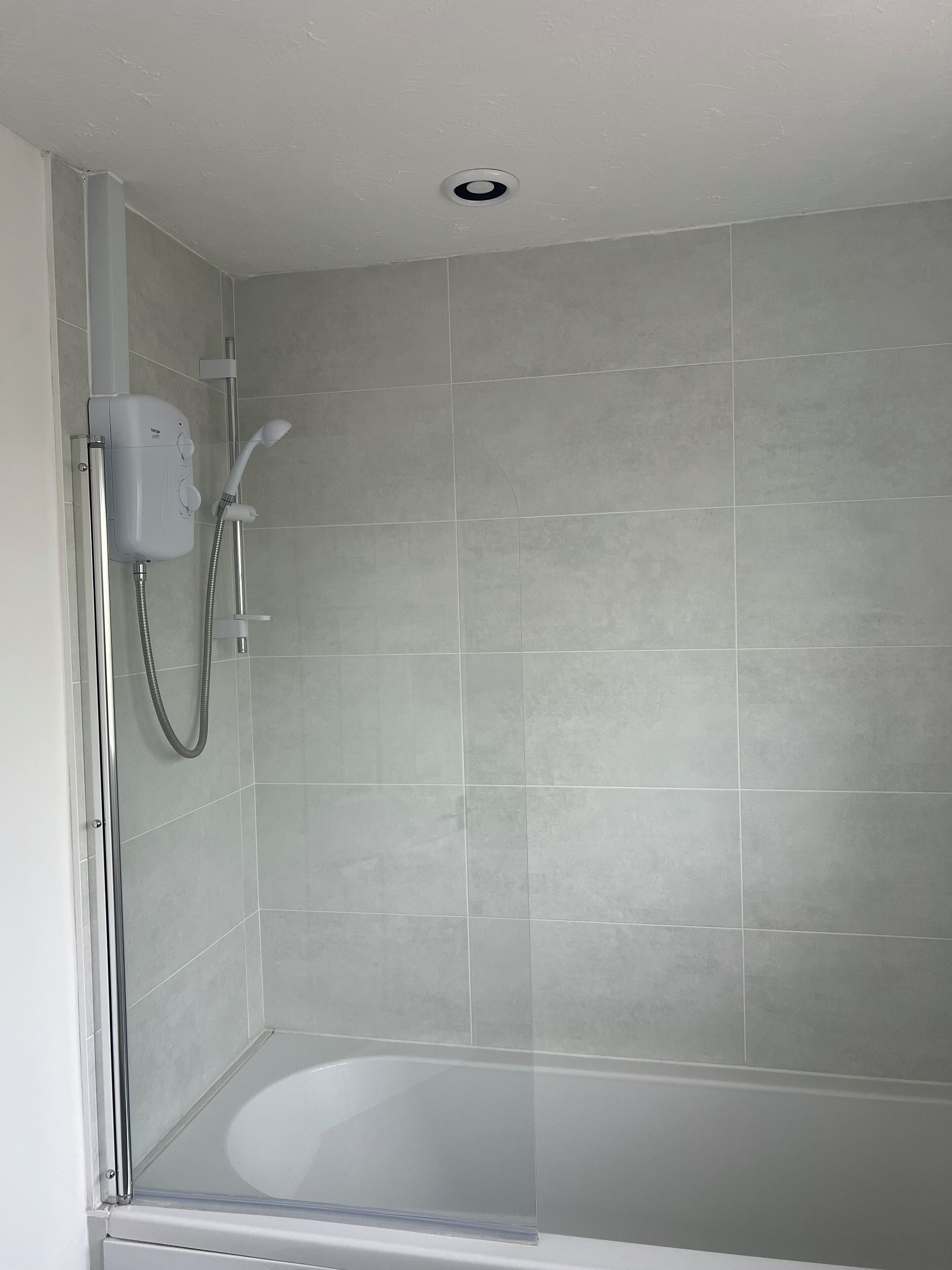 Comfort Single Room | Bathroom | Hair dryer, towels