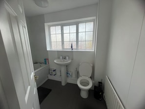 Hair dryer, towels - The Coral Guest House Winchester (Winchester)