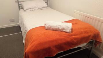 Comfort Single Room | Laptop workspace, iron/ironing board, free WiFi