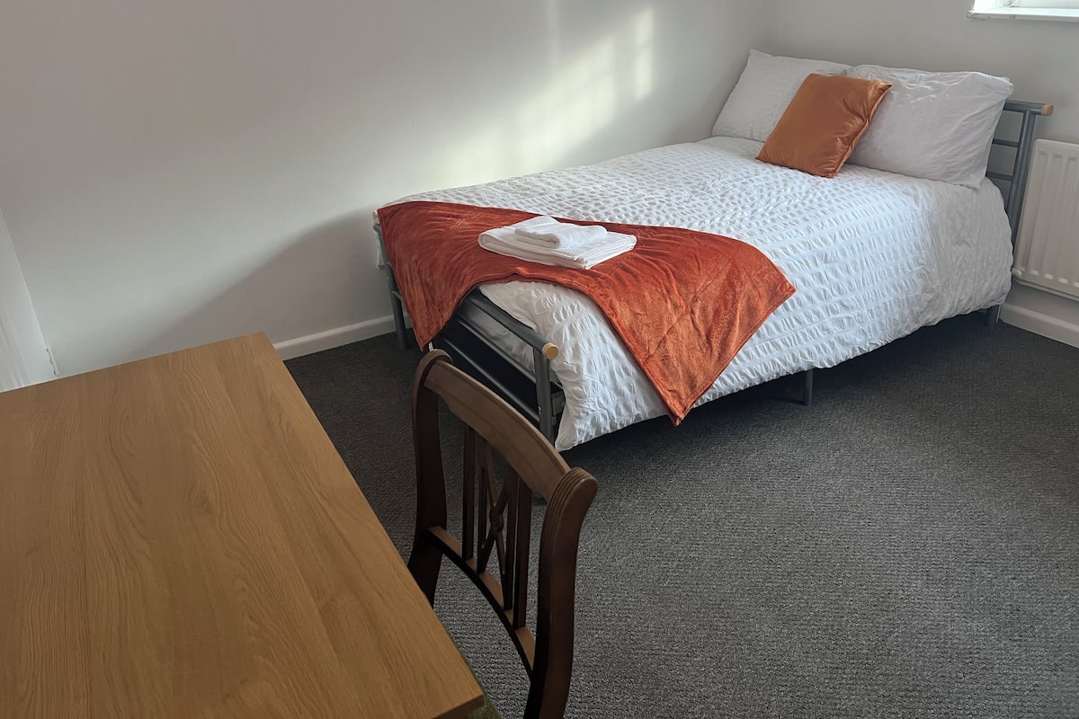 Double Room | Laptop workspace, iron/ironing board (on request), free WiFi