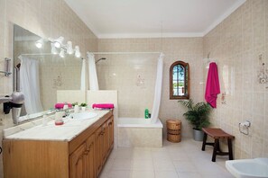 Een douche, een haardroger, handdoeken, toiletpapier