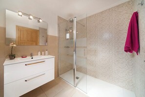 Shower, hair dryer, towels, toilet paper