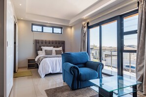 5 habitaciones, escritorio y tabla de planchar con plancha