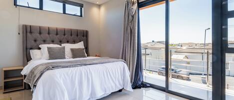 5 sovrum, skrivbord, strykjärn/strykbräda och resesäng