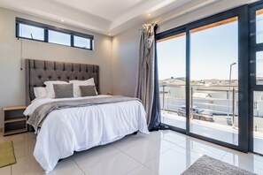 5 bedrooms, desk, iron/ironing board, travel crib