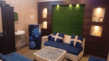 Deluxe Double Room | Living area