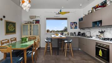 Kühlschrank, Ofen, Geschirrspüler, Wasserkocher mit Kaffee-/Teezubehör