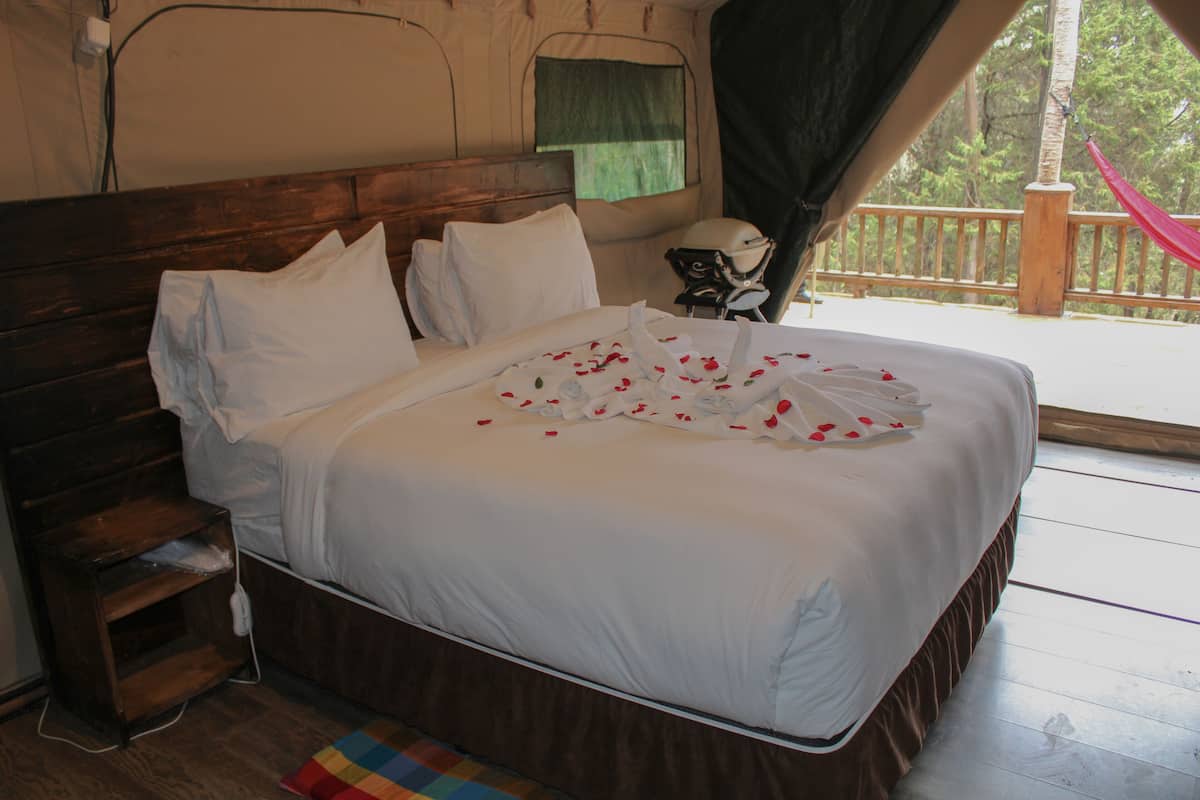 Tienda de campaña, 1 cama Queen size | 1 habitación, minibar, cunas gratuitas y ropa de cama