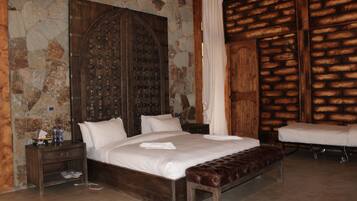 Presidential Room, Multiple Beds | Minibar, bed sheets