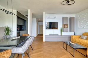 Departamento Confort, vista al mar | Área de sala de estar | Televisión LCD 