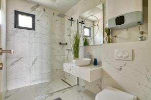 Comfort-Apartment, Meerblick | Badezimmer | Dusche, kostenlose Toilettenartikel, Haartrockner, Handtücher