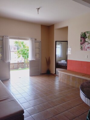 Comfort Cabin | Living area - Pousada do Betão - Guarda do Embaú - SC (Palhoça)