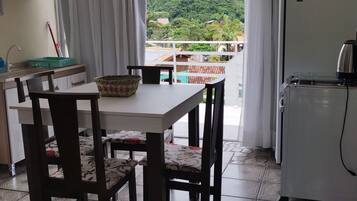Vivenda Orquidea - Guarda do Embaú | Private kitchen | Fridge, microwave, dining tables