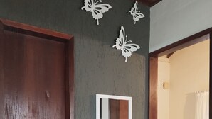 أغطية فراش متميزة ومكواة/لوح كي وواي فاي مجانًا وبديكورات فريدة لكل غرفة