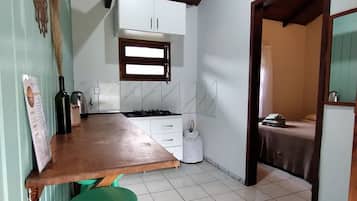 Vivenda Margarida - Guarda do Embaú | Cozinha privada | Geladeira, micro-ondas, mesas de jantar