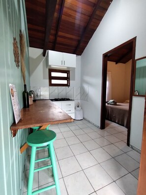 Vivenda Margarida - Guarda do Embaú | Cocina privada | Frigorífico, microondas y mesa de comedor