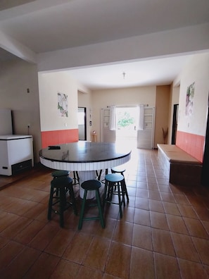 Cabaña Confort | Zona de estar | Televisión de 32 pulgadas con canales por cable