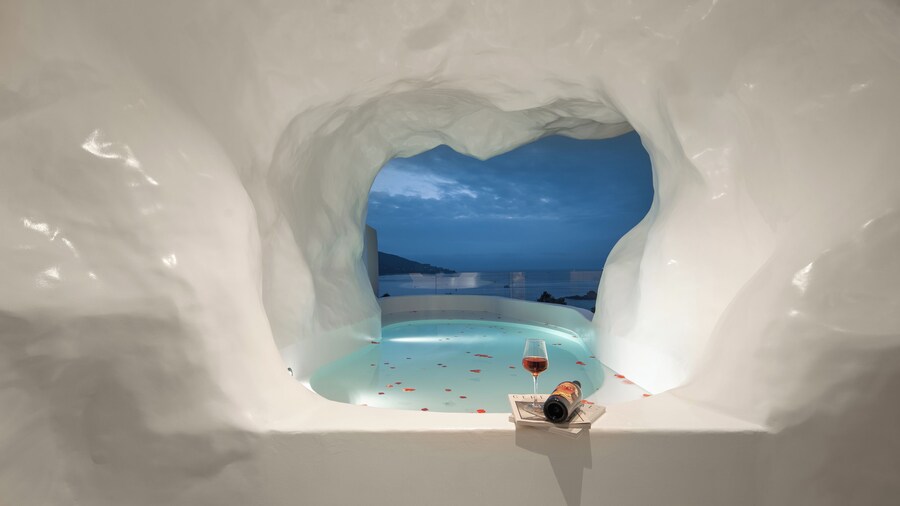 Miyue Shenzhen Blue and White Holy Island Cliff Pool Hotel