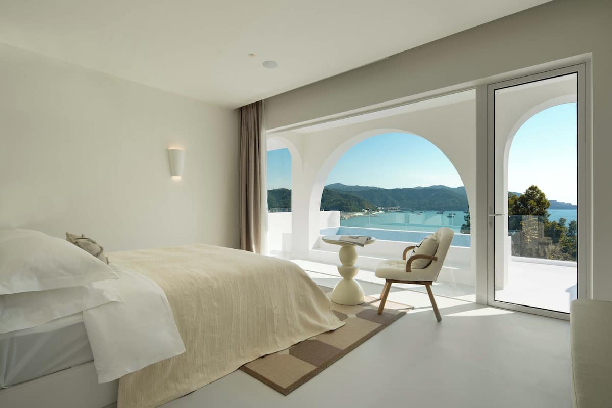 Premium bedding, minibar, free WiFi, bed sheets