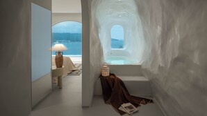 Une chambre igloo de glace avec vue sur la mer, une lampe et une fenêtre.