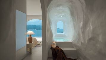 Premium bedding, minibar, free WiFi, bed sheets