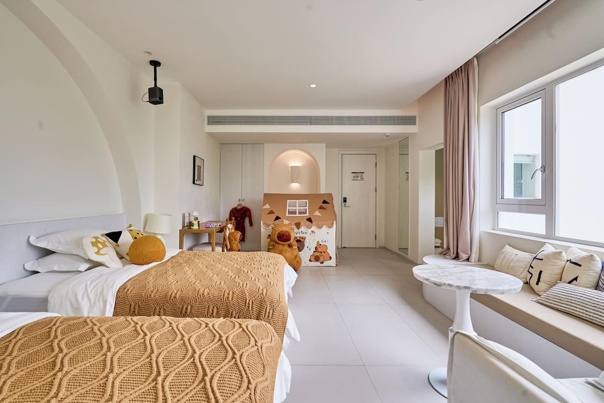Camera familiare con 2 letti singoli, 2 letti matrimoniali, vista oceano parziale | 1 camera, biancheria da letto di alta qualità, minibar, Wi-Fi gratuito