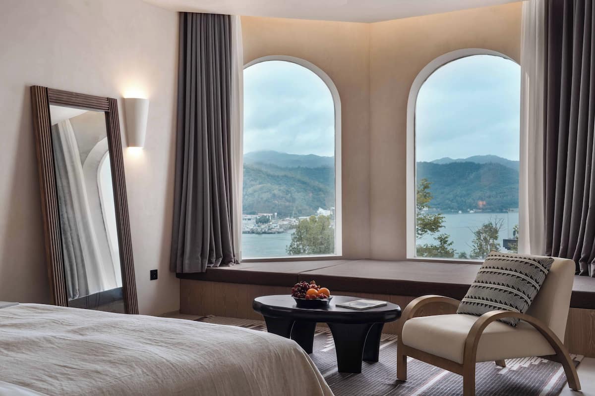 Senior Double Room, 1 Queen Bed, Ocean View | Premium bedding, minibar, free WiFi, bed sheets