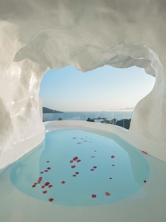 Premium bedding, minibar, free WiFi, bed sheets