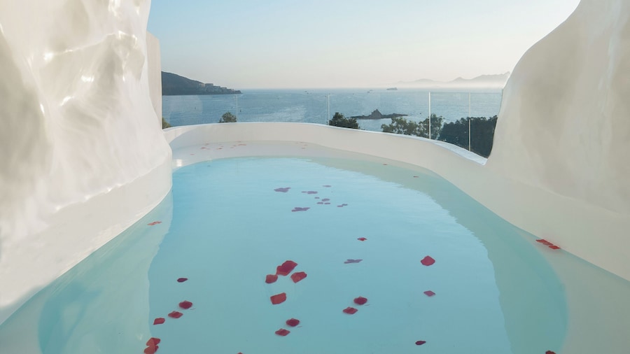 Miyue Shenzhen Blue and White Holy Island Cliff Pool Hotel